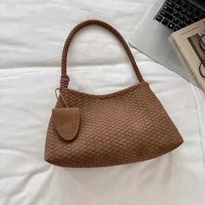 Braune geflochtene Leder Schultertasche für Damen, elegante Retro Hobo Tasche mit kleinem Anhänger.