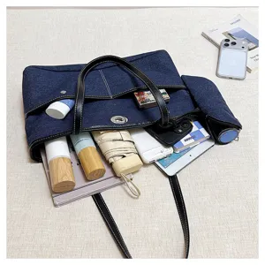 Casual τσάντα tote από denim με περιστρεφόμενο κούμπωμα και μεγάλη χωρητικότητα.