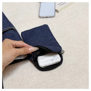 Λεπτομερής εικόνα casual τσάντας χεριού από denim ύφασμα με πρακτική τσέπη με φερμουάρ.