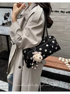 Sac bandoulière Boston chic à pois noirs et blancs avec charmant pendentif ours mignon.