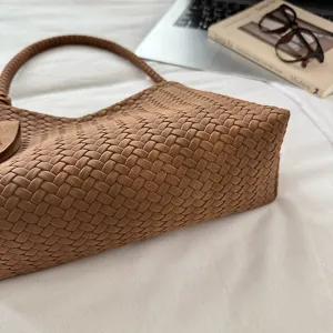 Schicke braune geflochtene unterarmtasche detail, hochwertige leder schultertasche für damen.