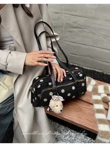 Sac bandoulière Boston chic à pois noirs avec pendentif chiot mignon, sac cabas élégant et tendance.
