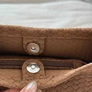 Braune gewebte Achseltasche Innendetail, minimalistische elegante PU Leder Handtasche.