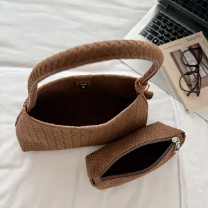 Detailansicht des stilvollen braunen geflochtenen Handtaschensets mit Henkeltasche und Beutel.