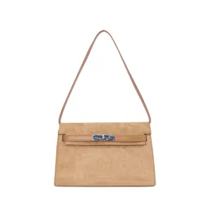 Detalle de bolso de hombro de ante marrón con textura elegante y cierre de giro metálico.