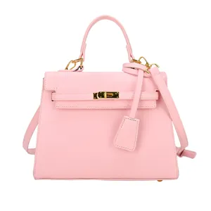 Rosa klassische Kelly Stil Handtasche Detail, exquisite goldene Beschläge, elegantes Design.