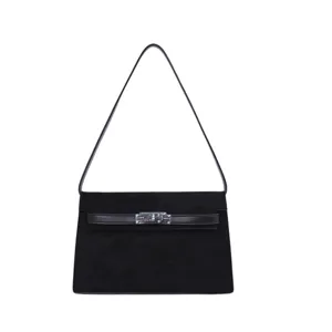 Detalle de bolso de hombro de ante negro, bolso retro vintage con cerradura metálica fina.