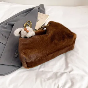 Borsa a tracolla in peluche marrone con catena e simpatico accessorio peluche coniglio.