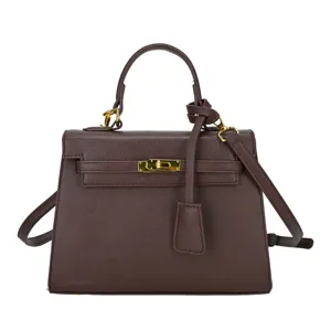 Elegante dunkelbraune Kelly Handtasche mit goldener Hardware, Tragegriff und Schultergurt.