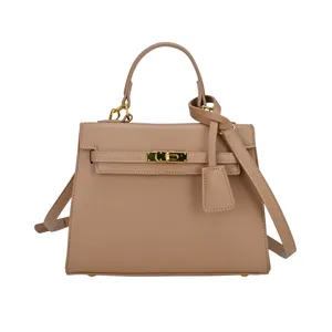 Klassische lederne Henkeltasche und Umhaengetasche fuer Damen in schickem Beigeton