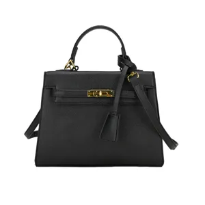 Schwarze Kelly Handtasche Detail mit klassischem Griff, Drehverschluss und edler goldener Hardware.