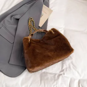 Borsa a spalla marrone in pelliccia sintetica con catena, elegante borsa invernale soffice donna.