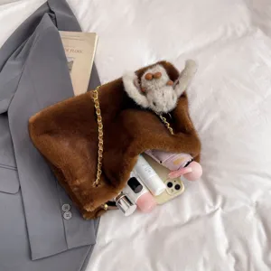 Vista di dettaglio della borsa a spalla in peluche vintage con catena e ciondolo coniglio.