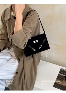Detalle de bolso de hombro Kelly de ante negro clásico, bolso de moda elegante.