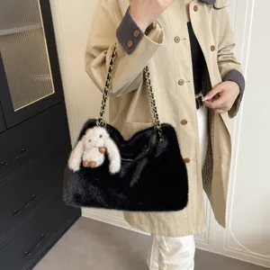 Borsa a tracolla in peluche nera con catena e ciondolo coniglio carino, borsa da viaggio.