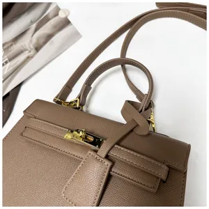 Schicke braune Leder Kelly Umhängetasche mit eleganten goldenen Beschlägen für Damen.