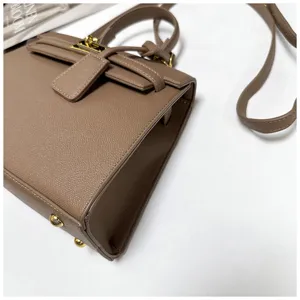 Braune Leder Handtasche Detail zeigt die exquisite Drehverschluss Hardware und Struktur.