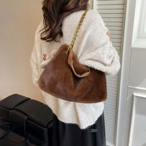 Borsa a tracolla in peluche marrone da donna con catena elegante e morbido design.