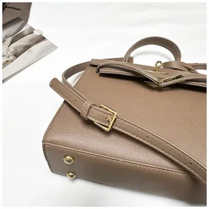 Braune Leder Handtasche Detail Nahaufnahme, stilvolle Schulter Umhängetasche mit goldener Hardware.