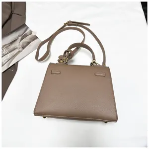 Detailaufnahme einer stilvollen braunen Leder Kelly Handtasche mit goldener Hardware.