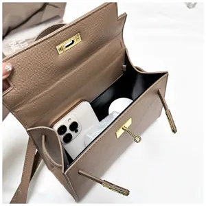 Modische braune Leder Kelly Handtasche mit goldener Hardware, minimalistische Umhängetasche.