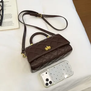 Borsa a tracolla trapuntata in pelle marrone vintage con manico e chiusura elegante.