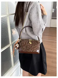 Chic leopard print shoulder bag featuring a stylish chain strap and elegant star charm.