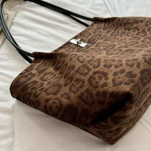 Retro leopard print suede tote bag with black straps and metal lock, casual large capacity.