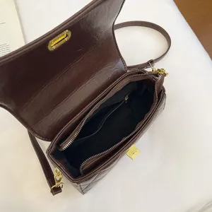 Borsa a tracolla trapuntata marrone retrò con dettagli dorati, design elegante per le donne.
