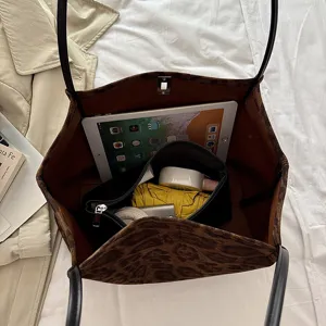Retro leopard print tote bag with large capacity, stylish casual commuter shoulder bag for women.