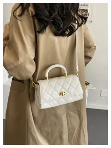 Borsa a tracolla trapuntata bianca minimalista con manico e dettagli dorati.