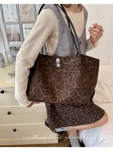 Retro leopard print tote bag for women, large capacity vintage shoulder bag for daily use.