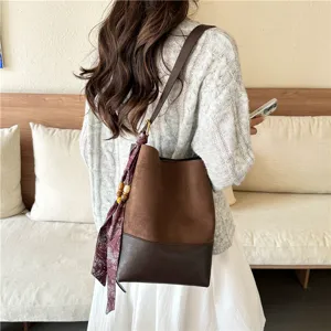 Κορεάτικη ρετρό τσάντα bucket υψηλής χωρητικότητας με σουέτ διχρωμία για καθημερινό casual στυλ.