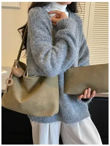 Chic minimalist large capacity vintage tote bag set with matching clutch for women commute.