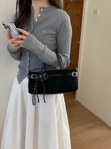 Chic sac à main noir en daim avec boucle, élégant sac bandoulière décontracté chic.