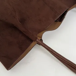 Dunkelbraune Wildleder Tote Tasche Detailansicht mit hochwertigem Ledergriff und Innenfutter.