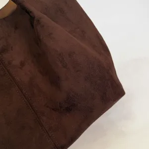 Braune Wildleder-Shopper Detailaufnahme, große lässige Schultertasche für Damen im Alltag.