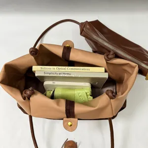 Detailansicht des geräumigen Shoppers von innen, zeigt viel Stauraum mit stilvollem Design.
