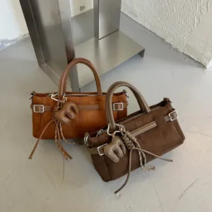 Sac à main vintage en daim coréen, élégant sac bandoulière avec boucle de ceinture et charm.