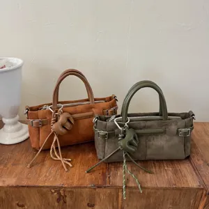 Sac à main en suédine pour femme avec boucle de ceinture, sac porté épaule élégant.