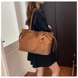 Braune Wildleder-Tasche mit Kordelzug und Quaste, große Kapazität, elegante Pendler-Schultertasche.