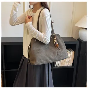 Große dunkle graue Tragetasche für Damen, minimalistische alltägliche Pendler-Handtasche.
