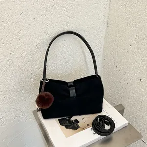 Elegante zwarte suède schoudertas, minimalistische casual hobotas met harige pomponhanger voor dames.
