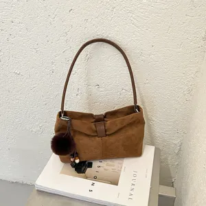 Mode Dames Suède Schoudertas Esthetische Woon-werkverkeer Crossbody Tas Eenvoudige Retro Handtas Met Pluche Bal Hanger Voor Dagelijkse Vrije Tijd