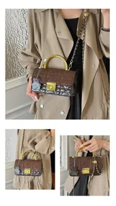 Detailansicht der braunen gesteppten Kettentasche mit Metallgriff und elegantem Trenchcoat.