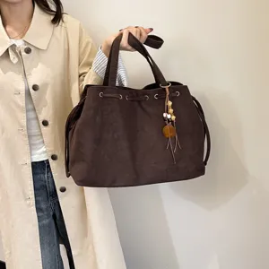 Dunkelbraune Wildleder-Tasche mit Kordelzug und schickem Holzperlen-Anhänger für den Alltag