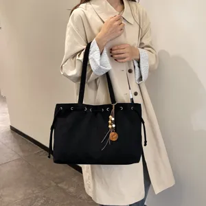 Hauptbild einer schwarzen koreanischen Designer-Großraumenthüllung für den Alltag.