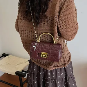 Damen Vintage Gesteppte Umhängetasche mit Kette und Metallgriff in Weinrot elegant chic