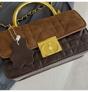 Retro gesteppte Kettenhandtasche mit goldenem Griff und schickem Schloss für elegante Damen.