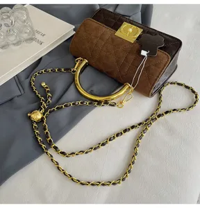 Vintage gesteppte Ledertasche mit Goldkettenriemen und Metallgriff, elegante Retro Umhängetasche.